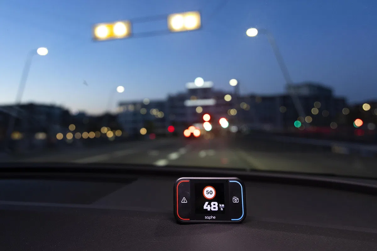 Saphe Drive Pro Blitzerwarner für das Auto mit Farbdisplay – CarPlay und Android Auto kompatibel – Zeigt Blitzer und Gefahren – Daten von Blitzer.de – Inkl. 12 Monatsabo