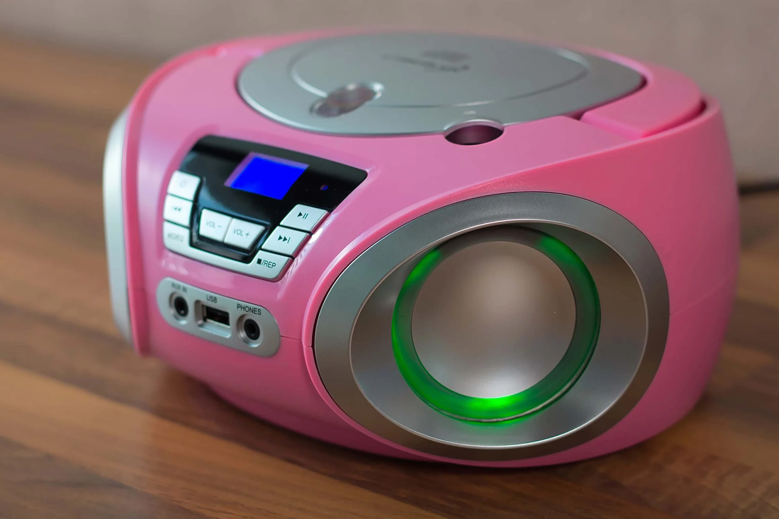 Cyberlux CD-Player mit LED-Beleuchtung, Kopfhöreranschluss, tragbares Stereoradio, Kinderradio, Stereoanlage, USB, CD/MP3-Player, UKW-Radio, Kopfhöreranschluss, Aux in Pretty Kitty Pink