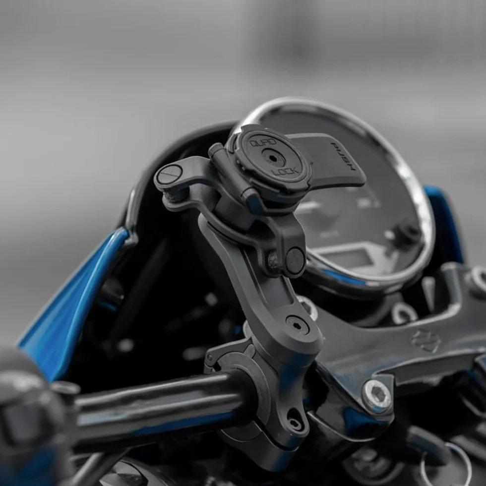 QUAD LOCK Lenker Handyhalterung PRO für Motorrad mit Vibrationsdämpfer und MAG Hülle für iPhone 15