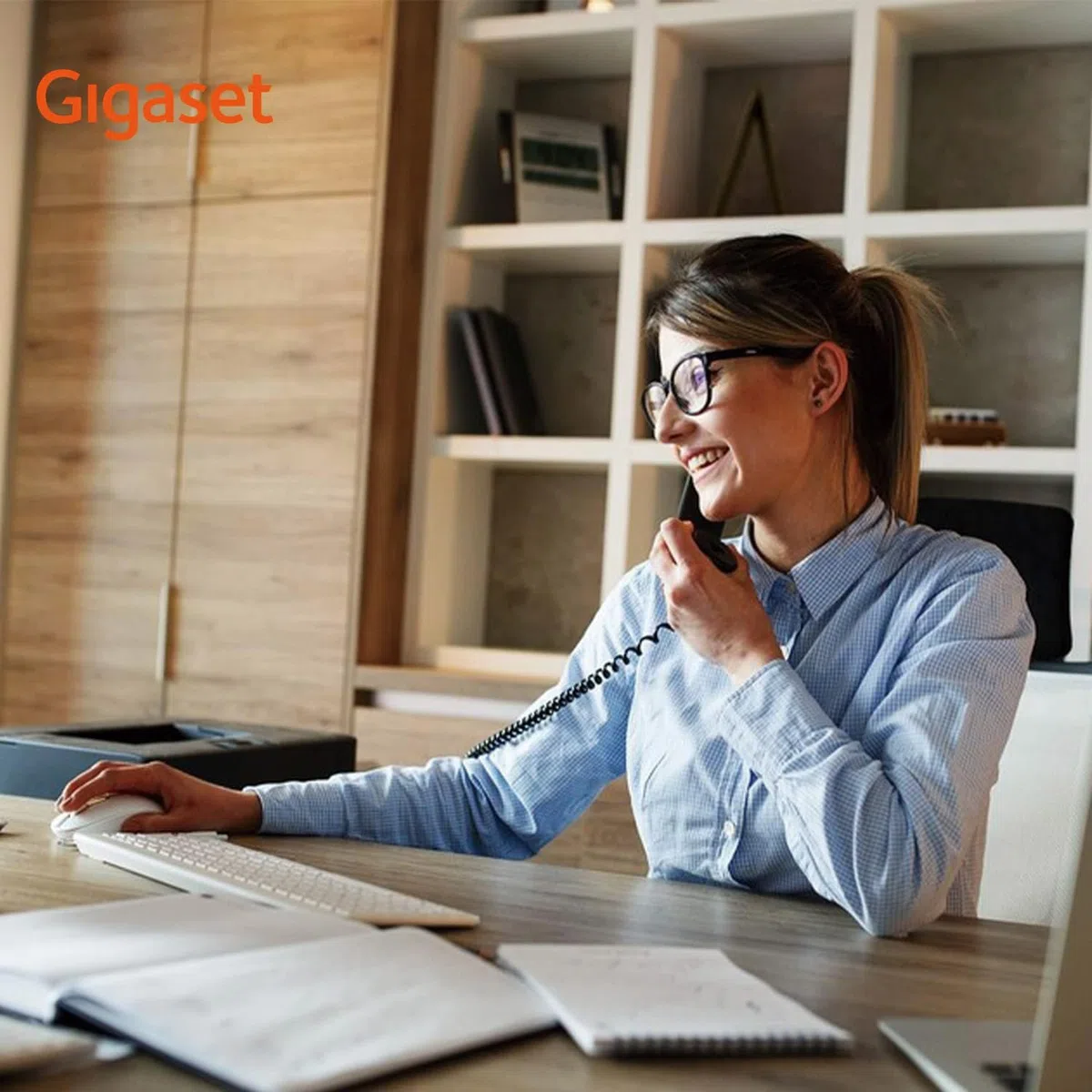Gigaset Desk 400 Telefon mit elastischem Kabel, platzsparend, 10 Kurzwahleingänge, Wahlwiederholung, kompatibel mit Hörgeräten, MFV oder einstellbare Pulsauswahl, Schwarz