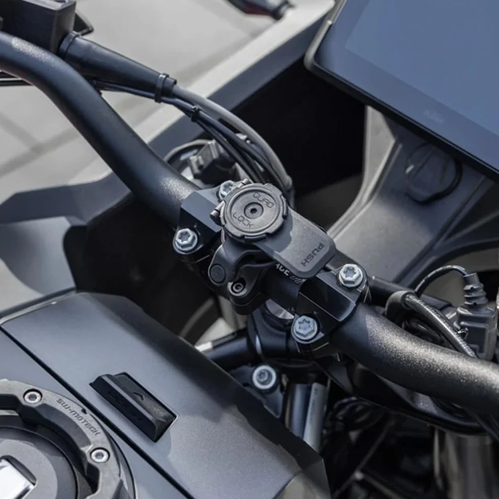 QUAD LOCK Lenker Handyhalterung PRO für Motorrad mit Vibrationsdämpfer und MAG Hülle für iPhone 15