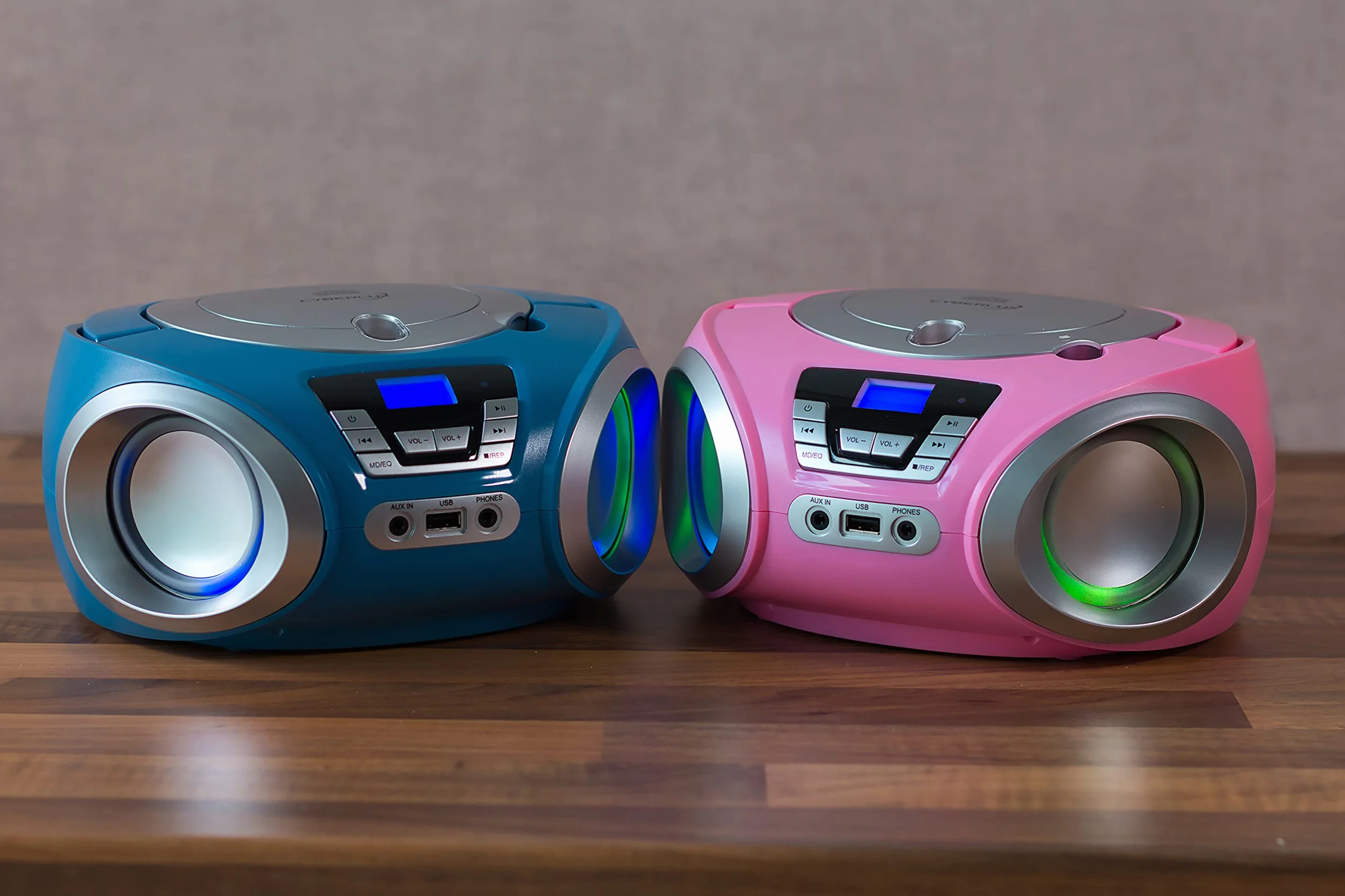 Cyberlux CD-Player mit LED-Beleuchtung, Kopfhöreranschluss, tragbares Stereoradio, Kinderradio, Stereoanlage, USB, CD/MP3-Player, UKW-Radio, Kopfhöreranschluss, Aux in Pretty Kitty Pink