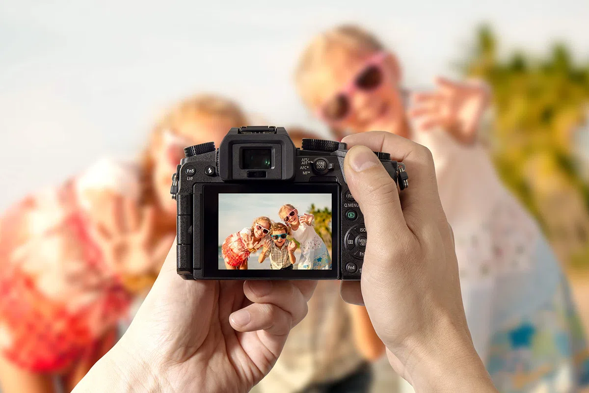Panasonic Lumix G7 Hybridkamera (Sensor 4/3, 16 MP, OLED-Visier, schwenkbarer Touchscreen, ultraschneller Autofokus DFD, Video 4 K, Foto 4 K, WLAN) Schwarz – französische Version