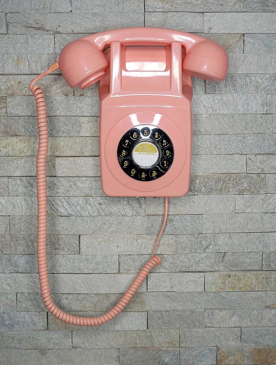 GPO Retro Festnetztelefon 746 mit Druckknopf zur Wandmontage, lockiges Kabel, authentischer Klingelring, Pink, GPO746WALLPUSHPINK